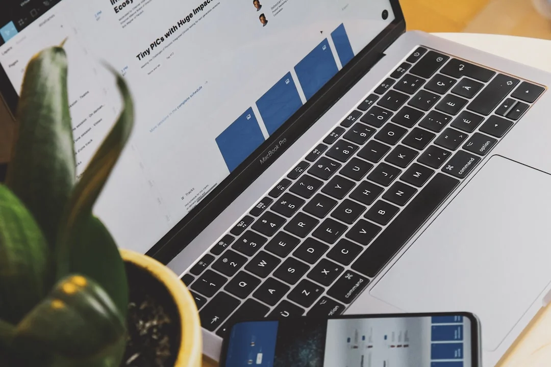 Gros plan d’une femme travaillant sur un projet de marketing digital dans un bureau à domicile.